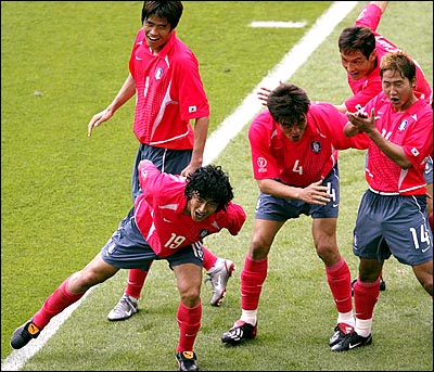 2002 월드컵, 미국과의 경기에서 골을 넣은 뒤 오노 액션 세리모니를 하는 안정환 선수